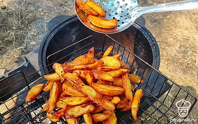 Аккуратно бросаем в кипящее масло картофель и держим до золотистого цвета. Быстро снимаем шумовкой на решетку для гриля в условиях улицы и даем стечь. Если готовите дома — выкладываем на бумажные полотенца или в дуршлаг. Солим и наслаждаемся вкусом. 