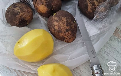 Чистим картофель, штук 5-6.