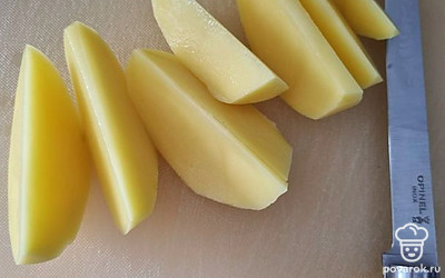 Режем его дольками, по-деревенски.