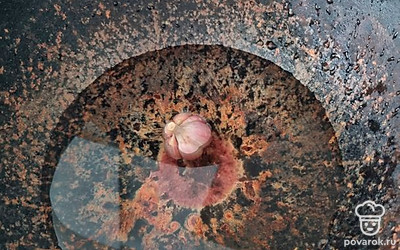 Наливаем в казан масло и прогреваем до кипения. Можно бросить головку чеснока для аромата.