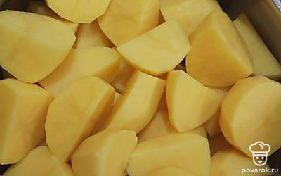 Разрезать картошку пополам.