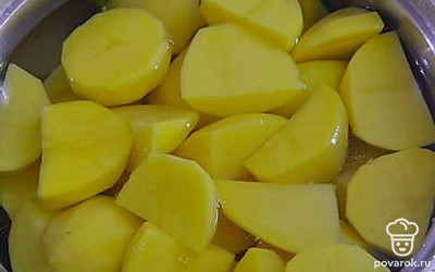 Залить картофель водой, добавить соль.