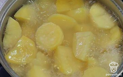 Варить картофель до готовности. 