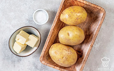 Подготовьте все продукты. Отмерьте нужное количество и разложите на столе так, чтобы все было под рукой. Картофель очистите и помойте. Промойте зелень для подачи.