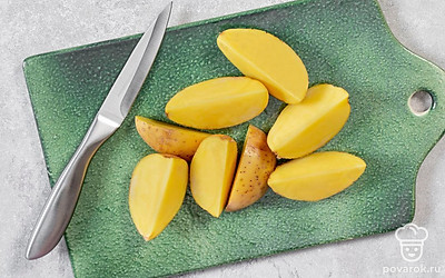 Картофель нарежьте крупными дольками. Например, четвертинками. Выложите в кастрюлю с холодной водой и поставьте на огонь.