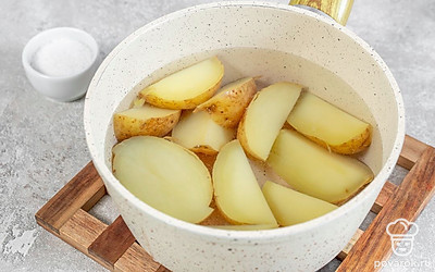 Когда вода закипит, поставьте огонь на минимум и посолите. Накройте крышкой и варите до готовности. Готовность картофеля определяйте вилкой: она должна легко входить в клубни. Перед подачей добавьте в картофель сливочное масло.