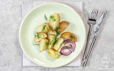 Мелко порежьте зелень и посыпьте ее поверх выложенного на тарелку картофеля.