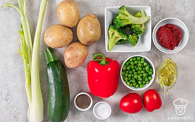 Если брокколи и горошек замороженные, то заранее разморозьте их. Почистите и помойте картофель. Ополосните цукини, перец и помидоры. Промойте брокколи и сельдерей. Удалите у перца плодоножку и семена. 