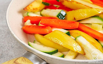 Обжарьте картофель до золотистости, после чего добавьте к нему перец, цукини и сельдерей. Смешайте в небольшой миске томатную пасту с солью и перцем и влейте через 2-3 минуты в сковороду. Тушите примерно 10 минут под крышкой.