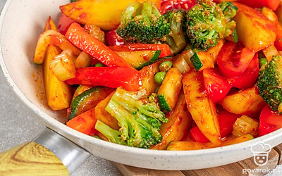 Добавьте в сковороду остальные овощи. Посолите и поперчите. Жарьте еще 10 минут. Снимите с плиты и оставьте настояться под крышкой 7-10 минут.