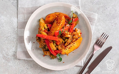 Подавайте блюдо горячим, посыпьте измельченной свежей зеленью.