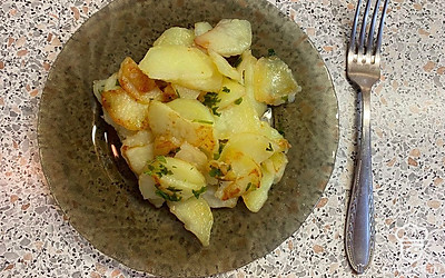 Подаем жареную картошку горячей, по вкусу посыпаем зеленью. Приятного аппетита!