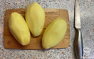 Картошку очищаем от кожуры и хорошо промываем.