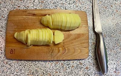 Нарезаем картошку тонкими ломтиками одинаковой толщины.