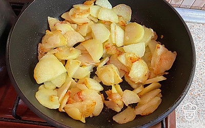 На сковороде разогреваем растительное масло, кладем картошку и жарим ее на большом огне до золотистого цвета.