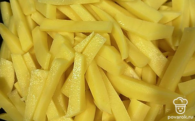 Картошку чистим, обсушиваем и нарезаем на небольшие брусочки. На раскаленном растительном масле начинаем обжаривать.