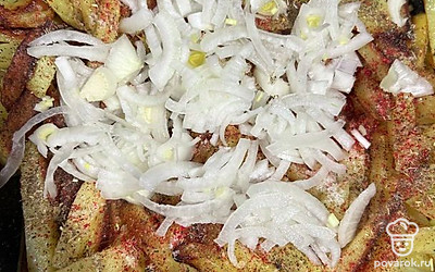 Через 15 минут добавляем нарезанный полукольцами лук, соль и любимые специи. Стараемся перемешивать редко.