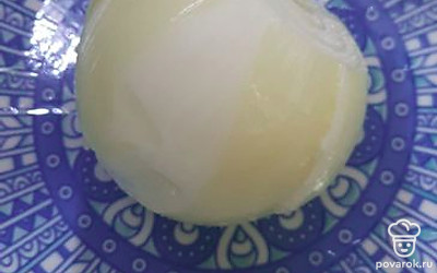 Очистить лук.