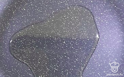 В разогретую сковороду налить масло. 