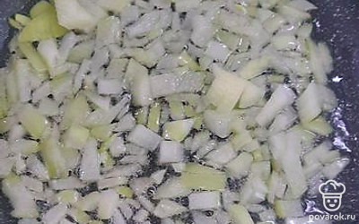 Нарезать и обжарить лук. 