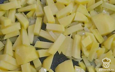Добавить нарезанный картофель. 