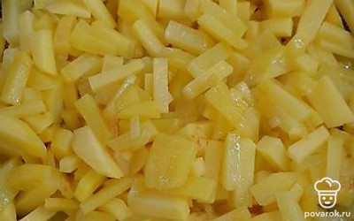 Обжаривать картофель. 