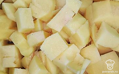 Картошку почистите, порежьте крупным кубиком. Отправьте обжариваться в разогретое масло.
