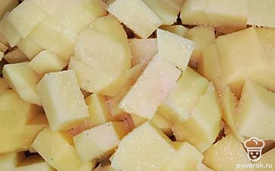 Перемешайте картошку через 5 минут, чтобы у нее появилась хрустящая корочка.