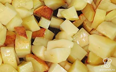 Посолите по вкусу. Закройте крышкой и оставьте на минимальном огне до готовности.