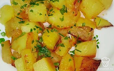 Подавайте картошку со свежей зеленью.