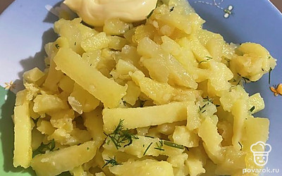 Можно подать с сырным соусом.