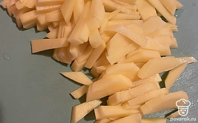 Почистить и порезать брусочками картошку.