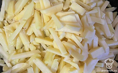 Закинуть в разогретую сковороду с маслом. Посолить, как подрумянится.