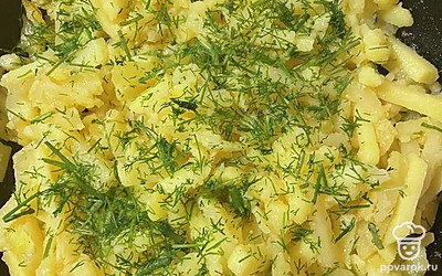 Жарить 25-30 минут, либо до готовности картошки. Посыпать сверху укропом.