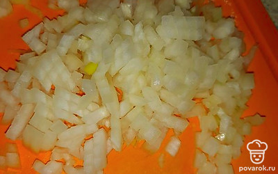 Лук нашинковать кубиками. 