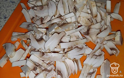 Шампиньоны порошить соломкой. 