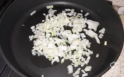 Обжарить на растительном масле лук.