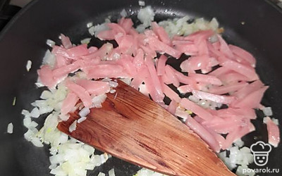 Добавить в сковородку грудку и потомить.