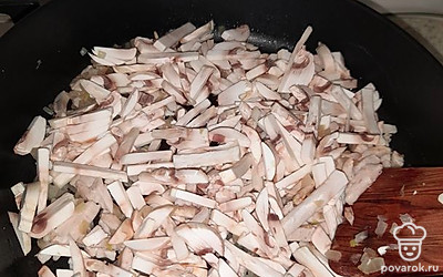 Выложить шампиньоны и обжарить. 