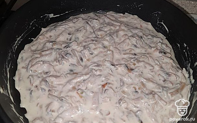 Приправить чесноком, солью и перцем. Тушить 10 минут. 