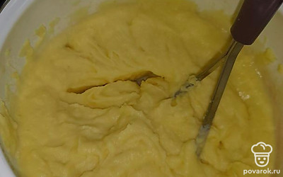 Размять картошку, добавить сливочное масло и молоко.