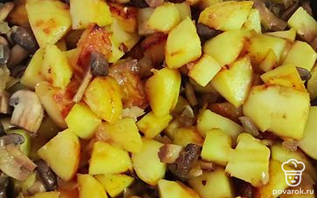 Жареная картошка с шампиньонами и луком — Рецепт с фото