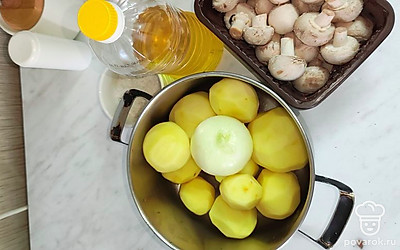 Подготовьте все ингредиенты. Картошку и лук вымойте и почистите.