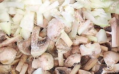 Лук и грибы нарежьте, обжарьте на растительном масле до готовности. Посолите по вкусу. Отложите отдельно в тарелку.