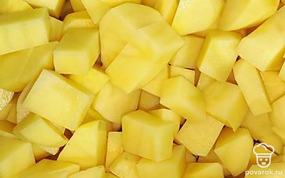 Картошку нарежьте крупным кубиком.