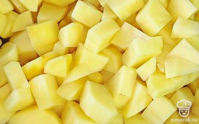 Отправьте картошку в разогретое подсолнечное масло.