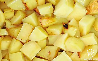 Через 7 минут картошку перемешайте, посолите и томите под закрытой крышкой до мягкости. После готовности картофеля добавьте грибы и лук. Перемешайте.