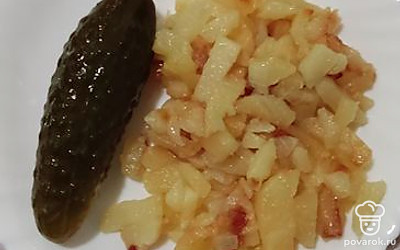 Жареный картофель можно сочетать с любыми овощами или салатами.