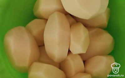 Почистить и помыть картошку.