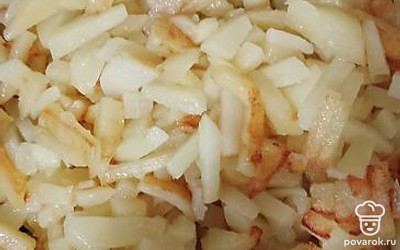 Разогреть сковородку и налить подсолнечное масло. Как только масло разогреется, выложить картошку на сковородку и периодически помешивать, чтобы она не подгорела.